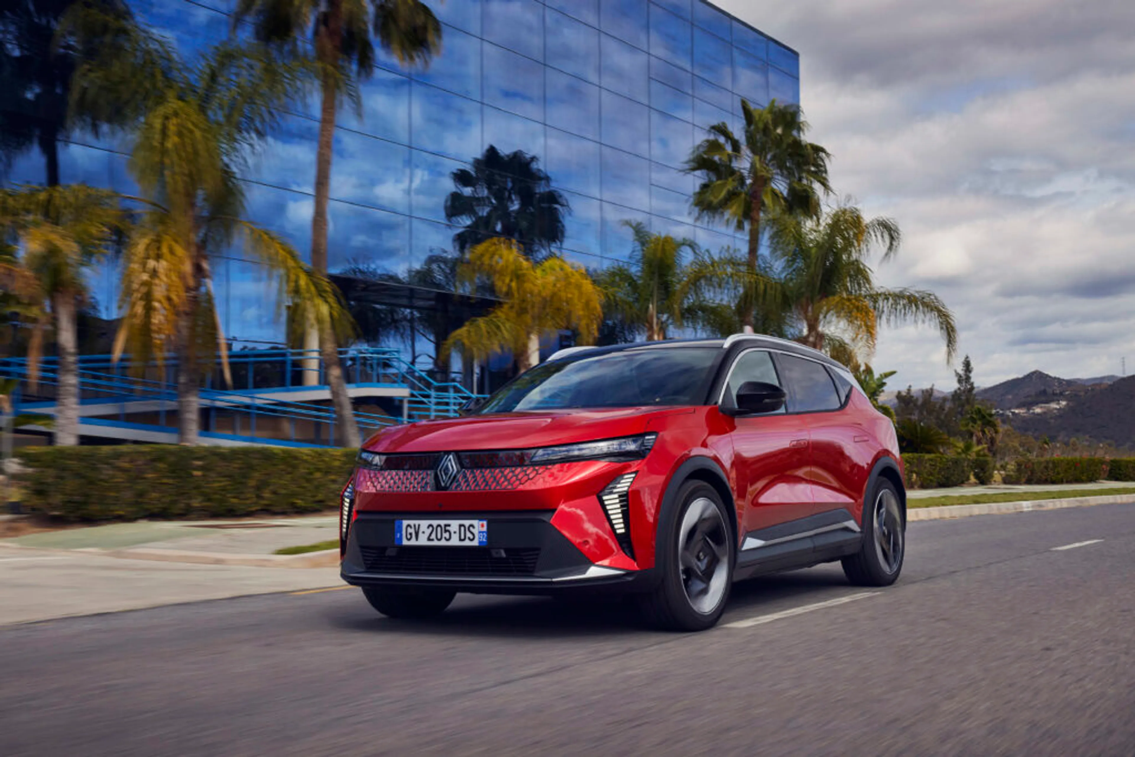 Renault scenic e-tech electric rouge en circulation dans la rue