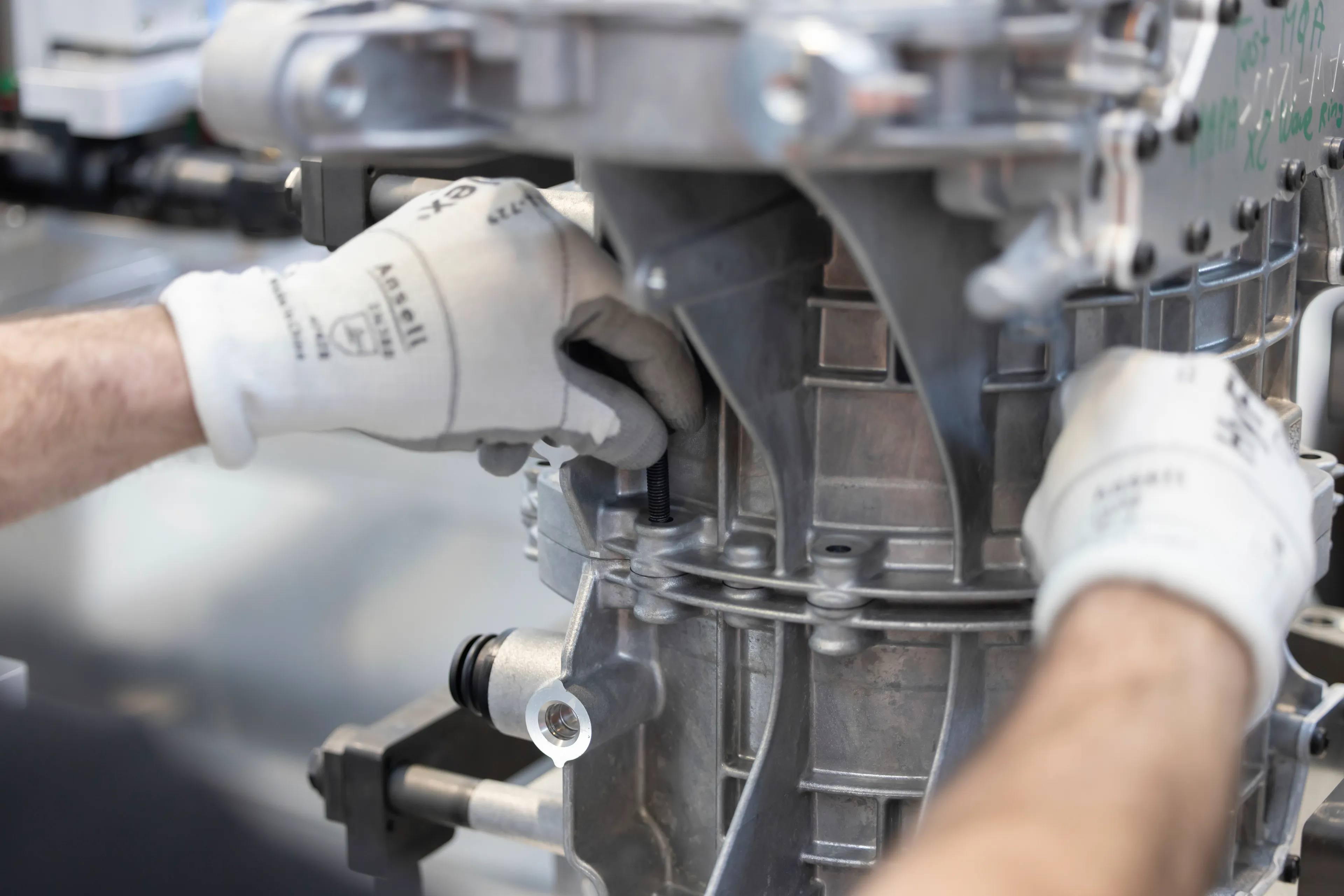 Assemblage moteur à l'usine de Cléon